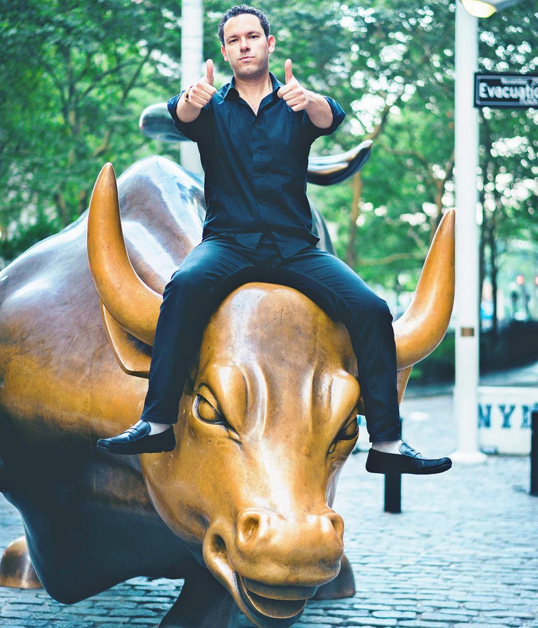 sykes thumbs up on the bull