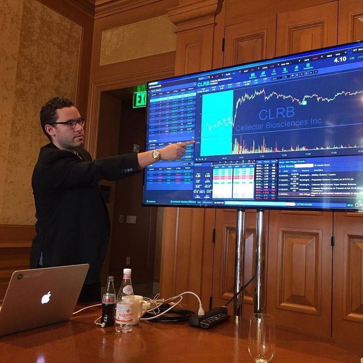 tim sykes pointing at chart