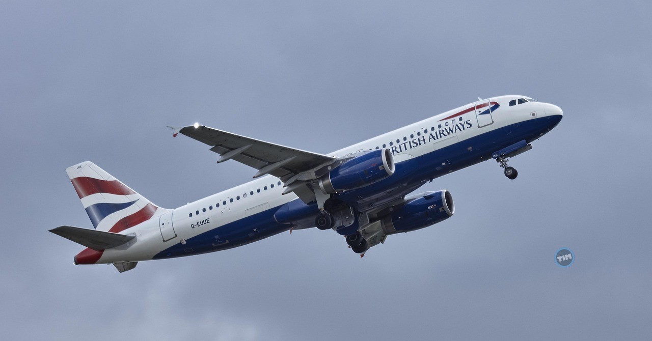 American Airlines Stock Juggles Starlink Hype And Fuel Headwinds Thumbnail