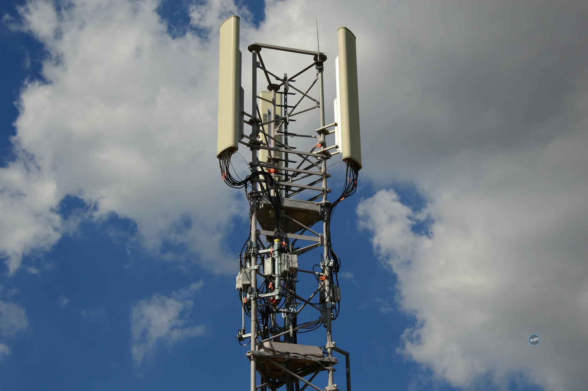 AT&T Stock Slides As Starlink Mobile Threat Rattles Telecoms Thumbnail