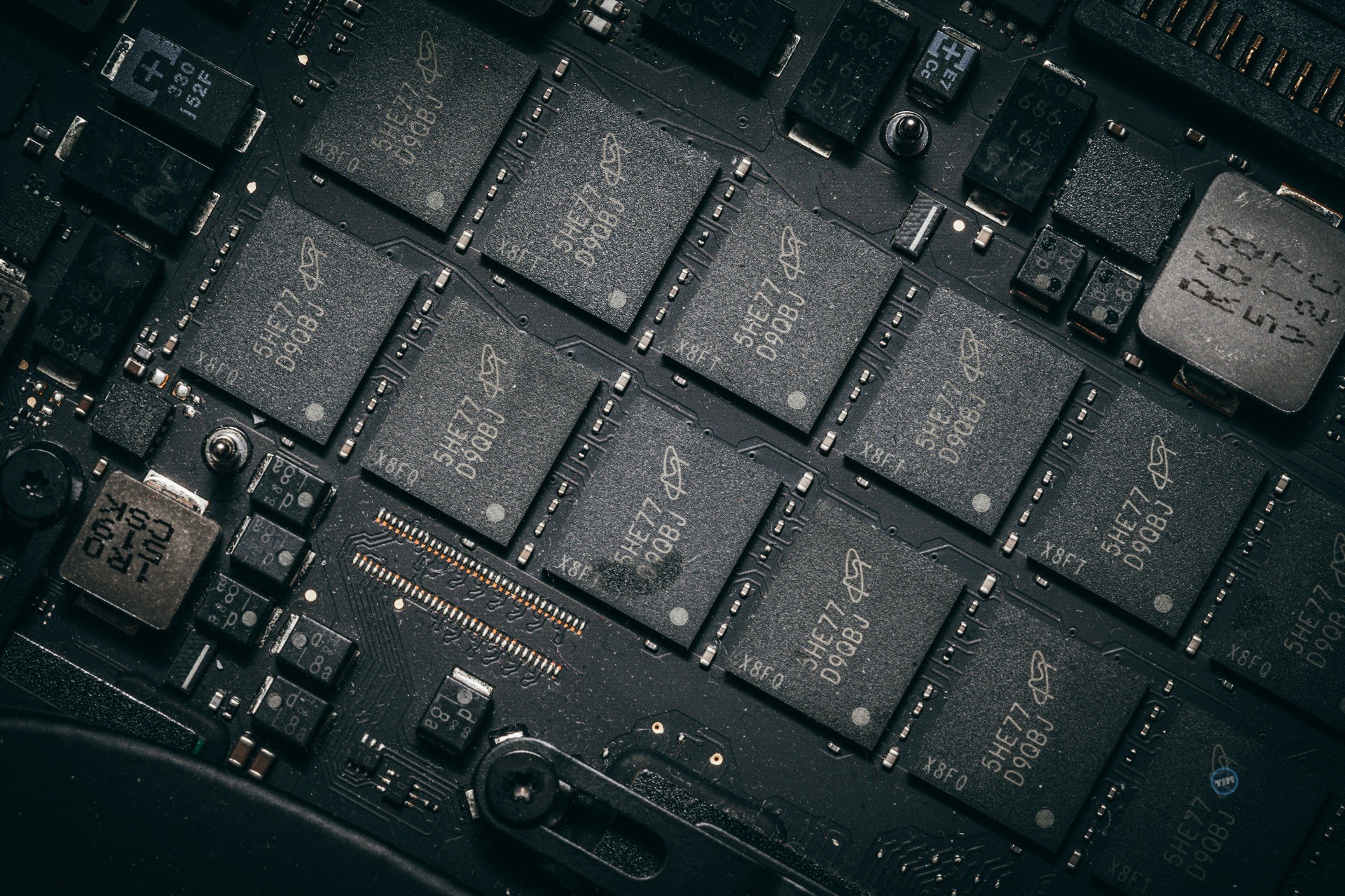 Micron Stock Slides As China’s CXMT DRAM Breakthrough Rattles Traders Thumbnail